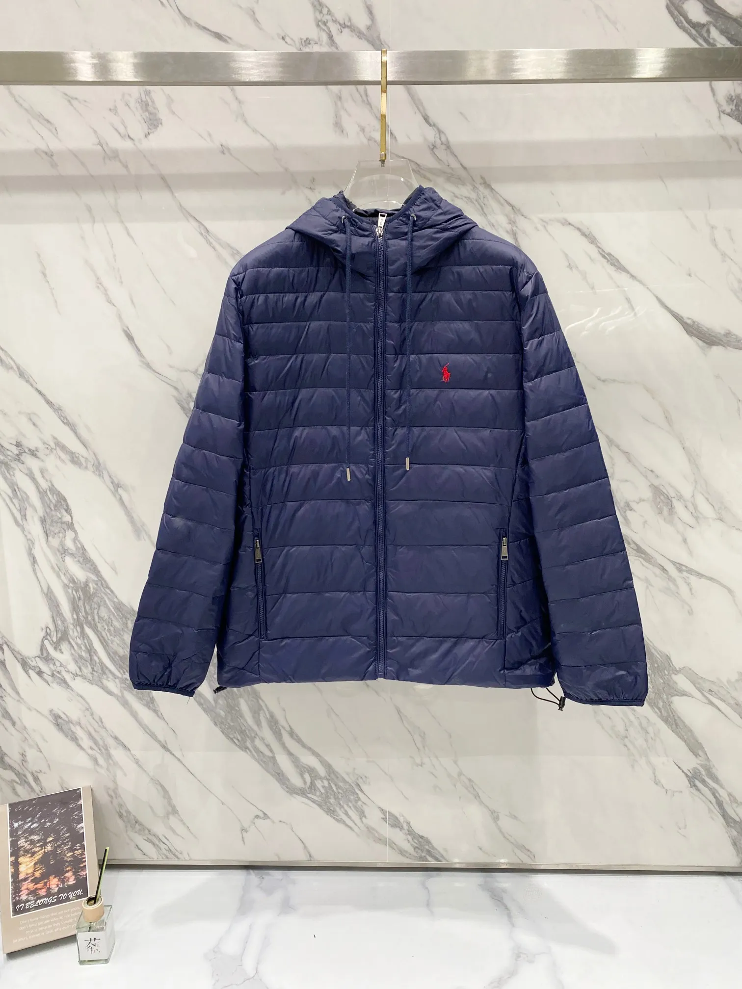 P640 Ralph Lauren/Ralph Lauren 24aw new winter product, Gorham series down jacket for sale on North American official website, classic and light down hooded down jacket - 0.15 grid nylon coating on the face for light three-proof construction, built-in 360T anti-drilling velvet coated gallbladder - corn tooth high-quality resin zipper, five large and small partition zippers all over the body, separate molding - originality restoration, original molding, full set of customized accessories, 100% detail processing - RL Ralph Lauren's classic best-selling hooded down jacket with small label. Best-selling offline in North America and out of stock all year round. Black, blue and army green three colors. Simple and versatile. Very practical. Detachable hood. Velcro to tighten cuffs. Elastic cord at hem. Free elastic adjustment. 350 grams of zoned down filling. Warm and comfortable. Warm in winter. Color: black, navy blue, army green. Size: M — XXL